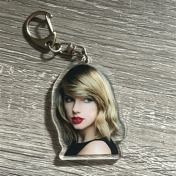 Taylor Swift Keychain & Sticker Pack - Picture 2 of 4